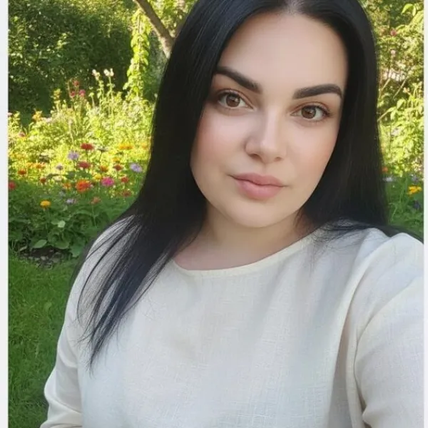Брюнетка